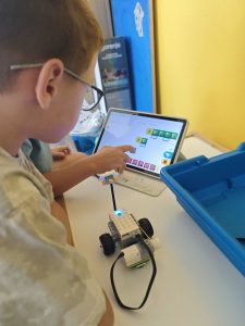 Dijete programira LEGO WeDo set na KinderLab tematskom kampu