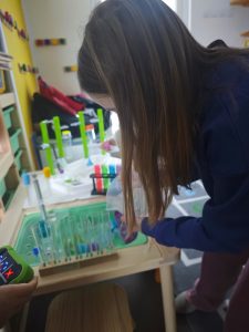 Dijete na STEM radionici u KinderLabu u Zaprešiću