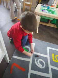 Dijete na STEM radionici kroz igru u KinderLabu u Zaprešiću