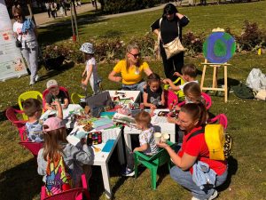 Djeca na kreativnim aktivnostima tijekom KinderLab korporativnog eventa