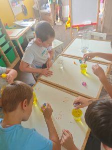 Djeca istražuju svemir kroz STEM aktivnosti na ljetnom kampu KinderLab